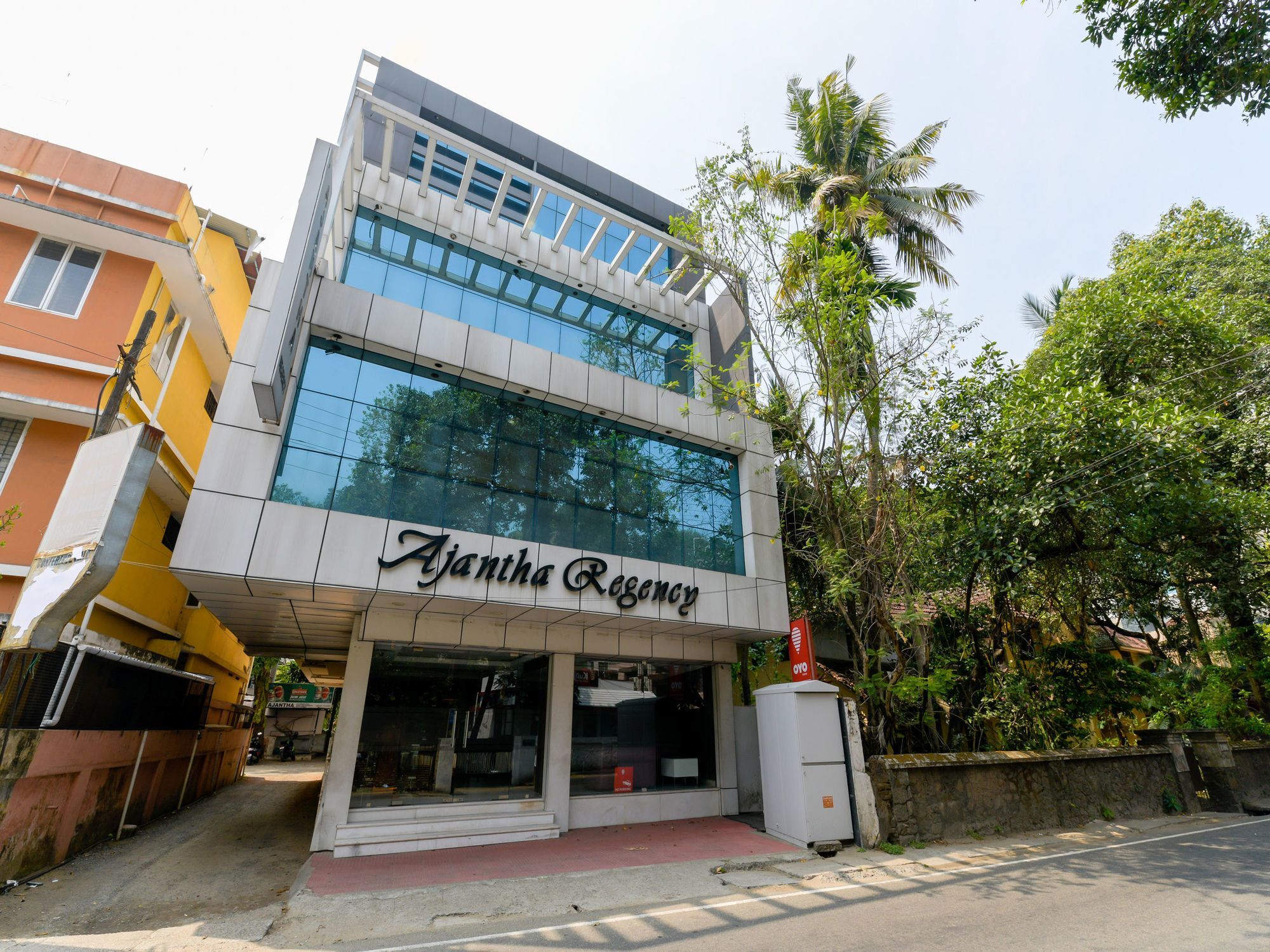 Oyo 7188 Ajantha Regency Hotel Kochi Exterior foto